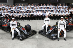 A team group photo. Fernando Alonso, Stoffel Vandoorne and Jenson pose with their McLaren MP4-31 Hon