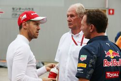 Christian Horner, Red Bull Racing, mit Sebastian Vettel, Ferrari, und Helmut Marko, Red Bull
