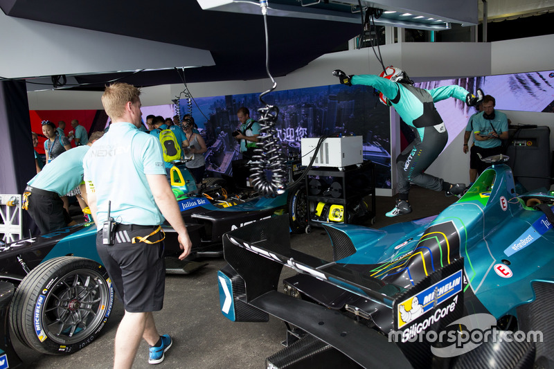 Pit stop practice for Nelson Piquet Jr., NEXTEV TCR Formula E Team