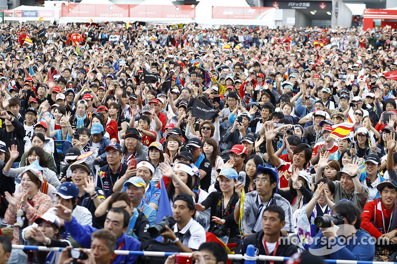 Crows at the fans stage