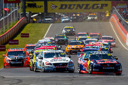 Jamie Whincup , Paul Dumbrell, Triple Eight Race Engineering Holden aan de leiding bij de start