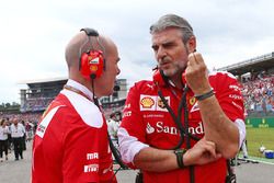 Jock Clear, Direttore dell'ingegneria Ferrari con Maurizio Arrivabene, Ferrari Team Principal in gri