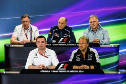 La Conferencia de prensa FIA (de nuevo fila (de izquierda a derecha): Mike o ' Driscoll, Williams gr