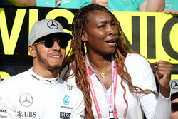 (L to R): Race winner Lewis Hamilton, Mercedes AMG F1 celebrates with Venus Williams, Tennis Player and the team