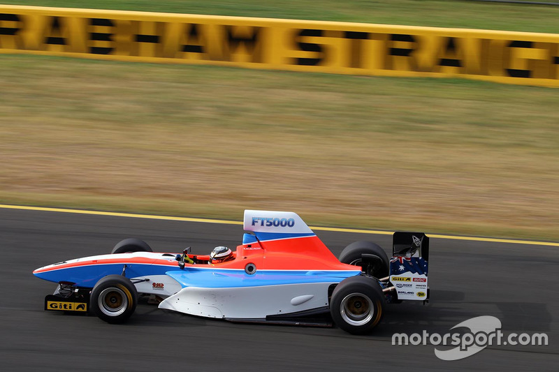 Tim Macrow testet das neue Auto der Formula Thunder 5000