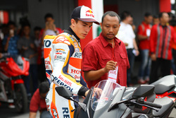Marc Marquez mengamati All New Honda CBR250RR