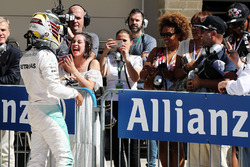 Lewis Hamilton, Mercedes AMG F1 festeggia la sua pole position nel parco chiuso
