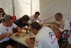 Kris Meeke e Paul Nagle a pranzo
