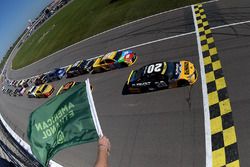 Start: Matt Kenseth, Joe Gibbs Racing Toyota leads