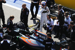Jenson Button, McLaren MP4-31 on the grid