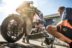Un mécanicien de Mika Kallio, KTM RC 16