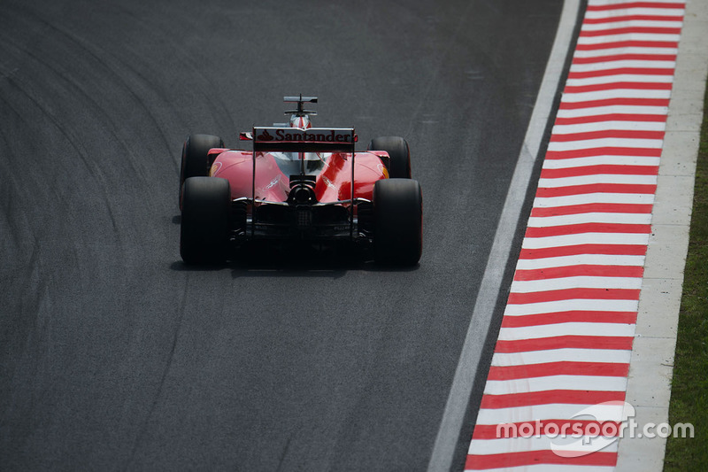 Sebastian Vettel finalmente teve um sábado sem grandes problemas, mas não conseguiu acompanhar o ritmo de Mercedes e Red Bull, ficando a 0s9 da pole.