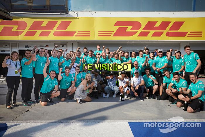Ganador, Lewis Hamilton, Mercedes AMG F1 Team, segundo, Nico Rosberg, Mercedes AMG F1 Team celebra con el equipo