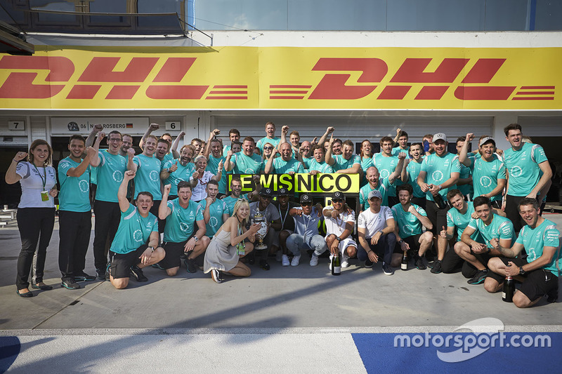 Kazanan Lewis Hamilton, Mercedes AMG F1 Team, ikinci sıra Nico Rosberg, Mercedes AMG F1 Team