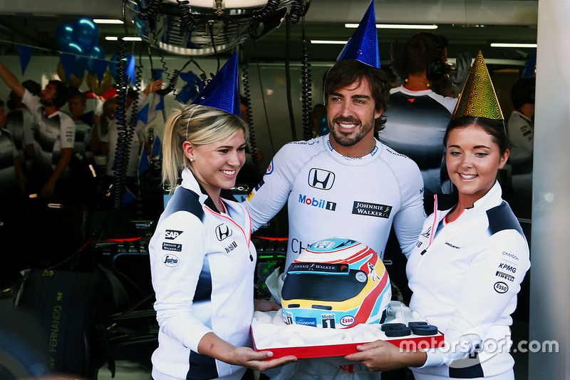 Fernando Alonso, McLaren, feiert seinen 35. Geburtstag mit einer Torte vom Team