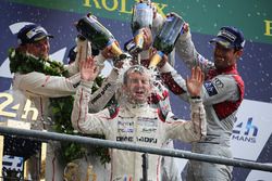 LMP1 podium: ganadores de la clase#2 Porsche Team Porsche 919 Hybrid: Romain Dumas toma una ducha de