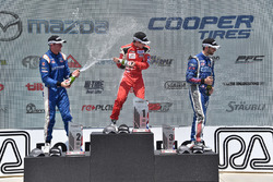 Podio: il secondo classificato Dean Stoneman, Andretti Autosport, il vincitore della gara Zach Veach