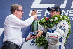 LMGT Pro podium: Klassewinnaars #68 Ford Chip Ganassi Racing Ford GT: Sébastien Bourdais met Ford Mo