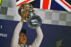 Nico Rosberg alza el trofeo tras ganar en Baréin