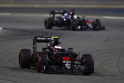 Jenson Button, McLaren MP4-31 and Stoffel Vandoorne, McLaren MP4-31