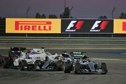 Azione alla partenza: Nico Rosberg, Mercedes AMG F1 Team W07, Valtteri Bottas, Williams FW38 e Lewis