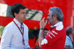 (Da sx a dx): Toto Wolff, Azionista e Direttore Esecutivo Mercedes AMG F1 con Maurizio Arrivabene, Team Principal Ferrari