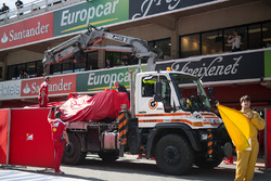 La Ferrari SF16-H de Kimi Räikkönen est ramenée aux stands sur un camion