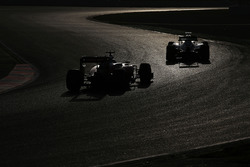 Nico Rosberg, Mercedes AMG F1 W07 Hybrid vor Sebastian Vettel, Ferrari SF16-H