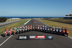 La photo de groupe des pilotes de la saison 2016 de Superbike