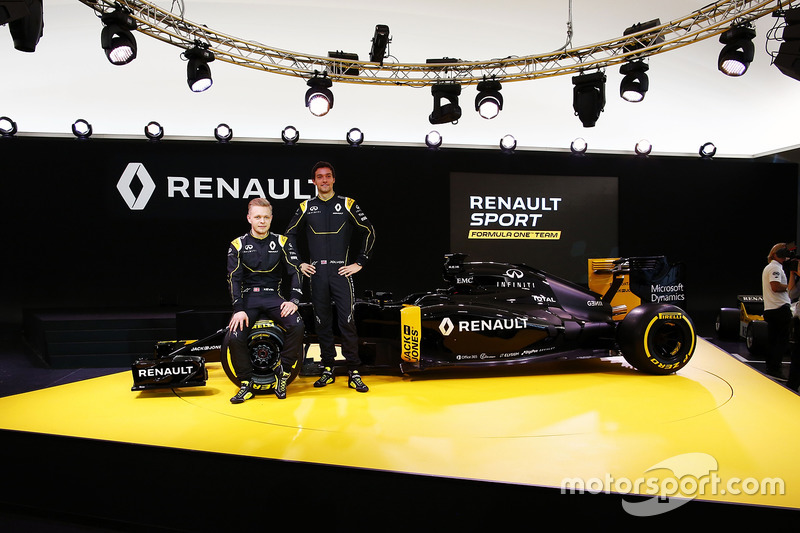 (L to R): Kevin Magnussen, Renault F1 Team with Jolyon Palmer, Renault F1 Team