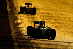 Lewis Hamilton, Mercedes AMG F1 W07 Hybrid, Kimi Raikkonen, Ferrari SF16-H