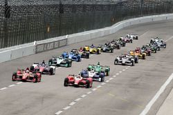 Start: Carlos Munoz, Andretti Autosport Honda leads the field to green