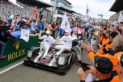 Ganadores de la carrera #2 Porsche Team Porsche 919 Hybrid: Romain Dumas, Neel Jani, Marc Lieb llega