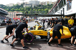 Kevin Magnussen, Renault Sport F1 Team RS16 in the pits