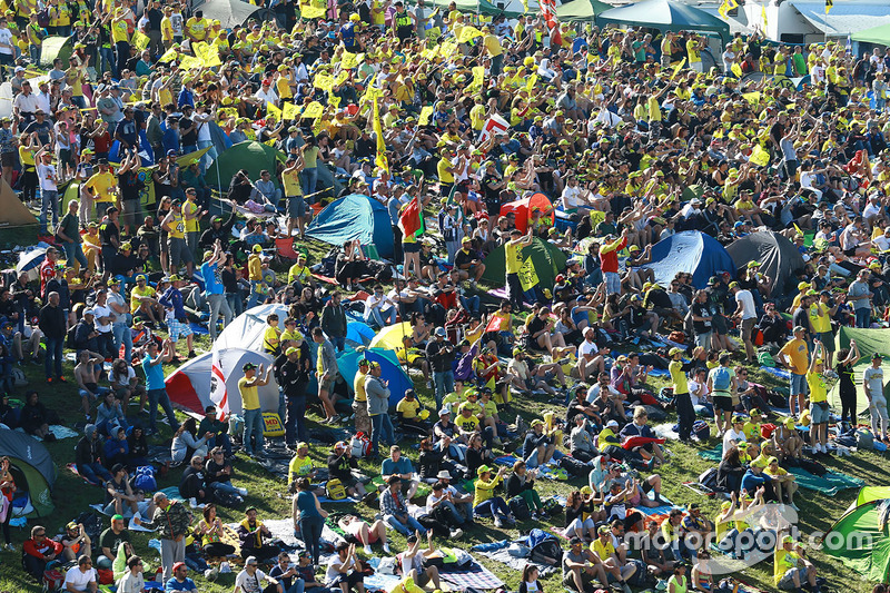 Des fans de Valentino Rossi, Yamaha Factory Racing