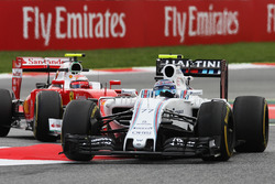 Valtteri Bottas, Williams FW38 leads Kimi Raikkonen, Ferrari SF16-H