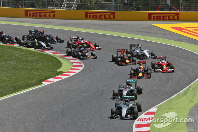 Na largada, Nico Rosberg conseguiu superar Lewis Hamilton e assumiu a liderança na primeira curva, no que parecia se tornar mais um passeio da Mercedes.