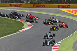 Nico Rosberg, Mercedes AMG F1 W07 Hybrid memimpin rekan setim Lewis Hamilton, Mercedes AMG F1 W07 Hy