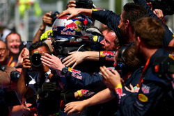 Max Verstappen, Red Bull Racing viert zijn eerste overwinning met het team