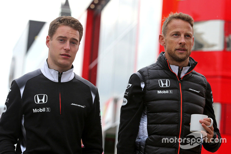 Stoffel Vandoorne, tercer piloto, McLaren F1 Team y Jenson Button, McLaren Honda