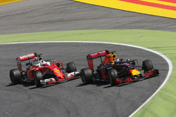 Daniel Ricciardo, Red Bull Racing RB12 and Sebastian Vettel, Ferrari SF16-H battle for position