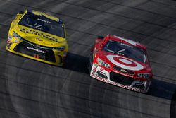 Matt Kenseth, Joe Gibbs Racing Toyota, und Kyle Larson, Chip Ganassi Racing Chevrolet