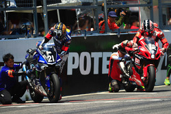 Katsuyuki Nakasuga (#21 Yamaha Factory Racing Team) et Takuya Tsuda (#12 Yoshimura Suzuki)