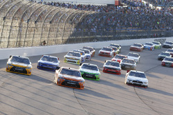 Start: Daniel Suarez, Joe Gibbs Racing Toyota, Erik Jones, Joe Gibbs Racing Toyota lead