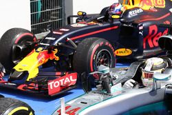 Le vainqueur Lewis Hamilton, Mercedes AMG F1 W07 Hybrid, et le troisième Max Verstappen, Red Bull Racing dans le parc fermé