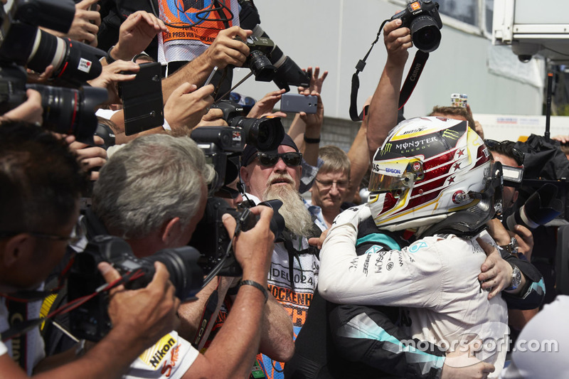 Yarış galibi Lewis Hamilton, Mercedes AMG F1 W07 Hybrid, parc ferme