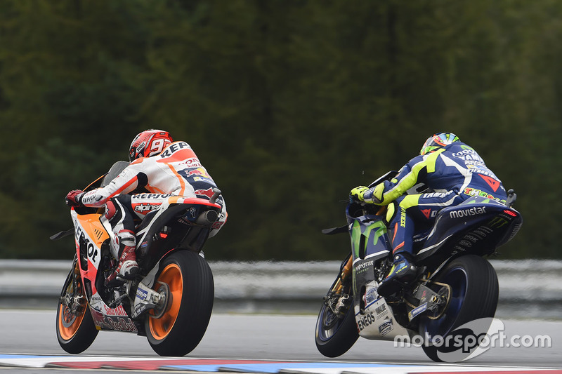 Enquanto Rossi superava Márquez para subir para terceiro, ...