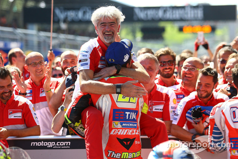 Le vainqueur Andrea Iannone, Ducati Team, avec Gigi Dall'Igna, Directeur général Ducati Corse