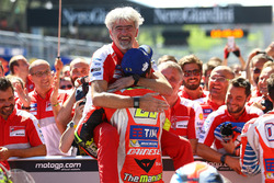 Winnaar Andrea Iannone, Ducati Team en Gigi Dall'Igna, Ducati Team General Manager