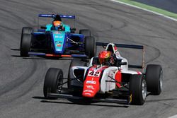 Артем Петров, DR Formula впереди Леонарда Хугенбума, Cram Motorsport